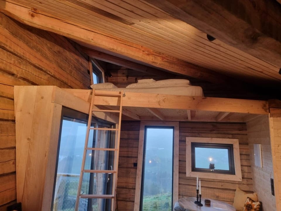 Cabin, Hill View | Individually decorated, individually furnished, bed sheets