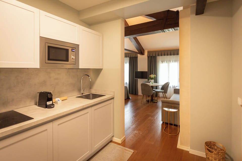 Deluxe Apartment | In-room safe, blackout drapes, soundproofing, iron/ironing board