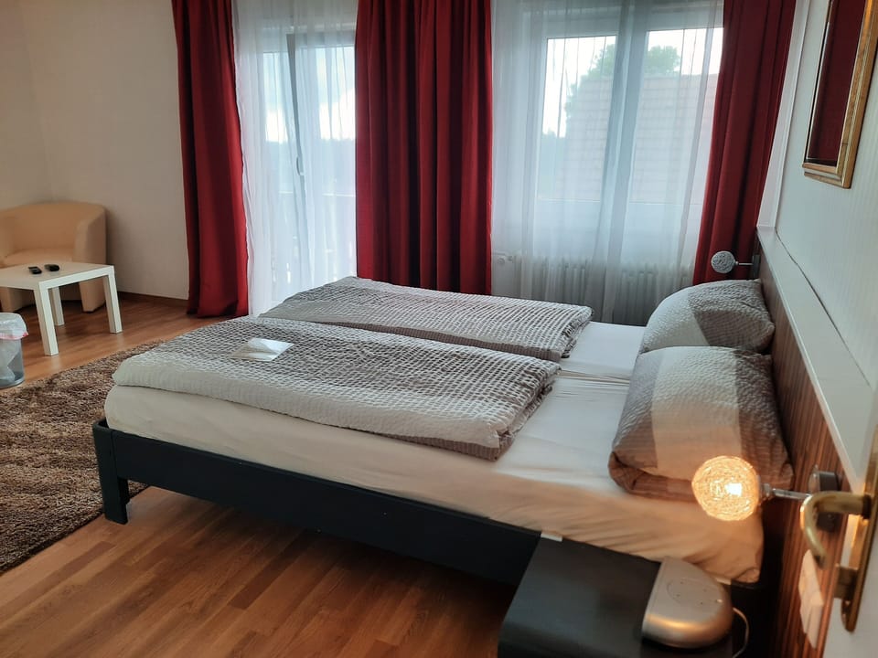Comfort Double Room, 1 Bedroom, Balcony | Hypo-allergenic bedding, rollaway beds, free WiFi, bed sheets