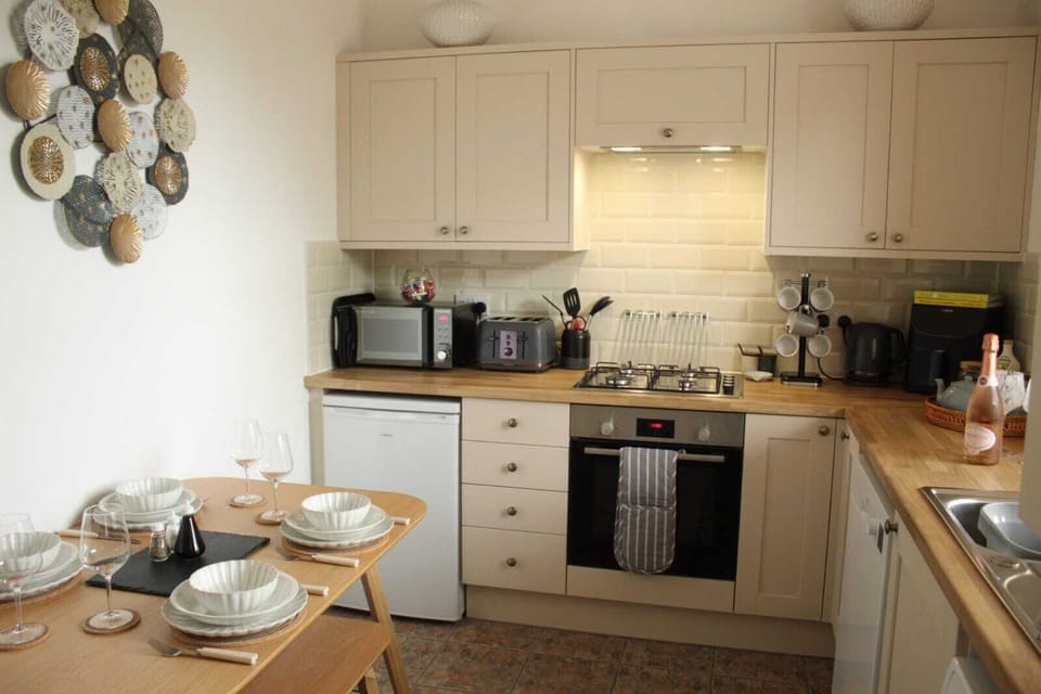 Full kitchen - seats up to 4 people