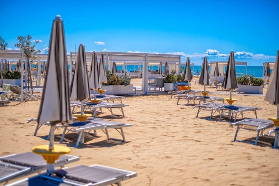 Private beach nearby, beach umbrellas