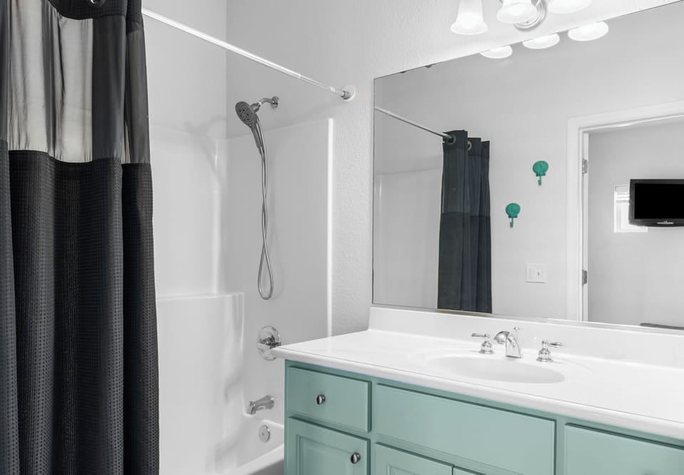 Bedroom 2's ensuite.