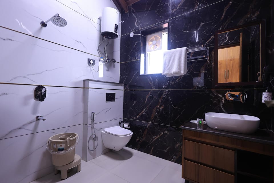 Superior Room, Mountain View | Bathroom | Slippers, towels, toilet paper