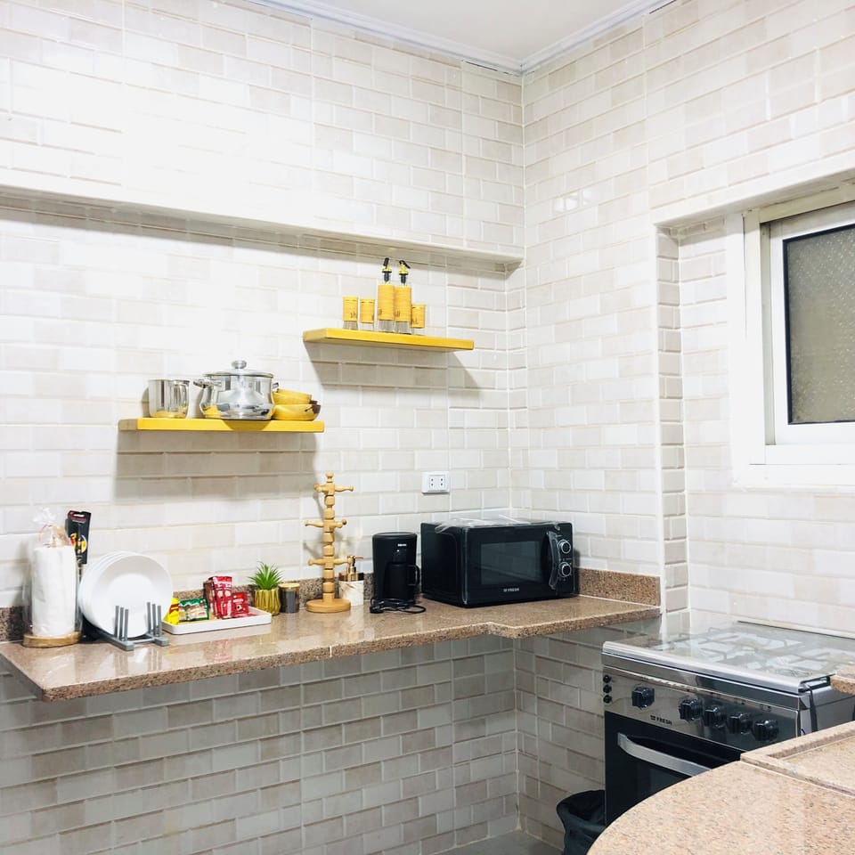 Superior Apartment, 4 Bedrooms, City View | Microwave