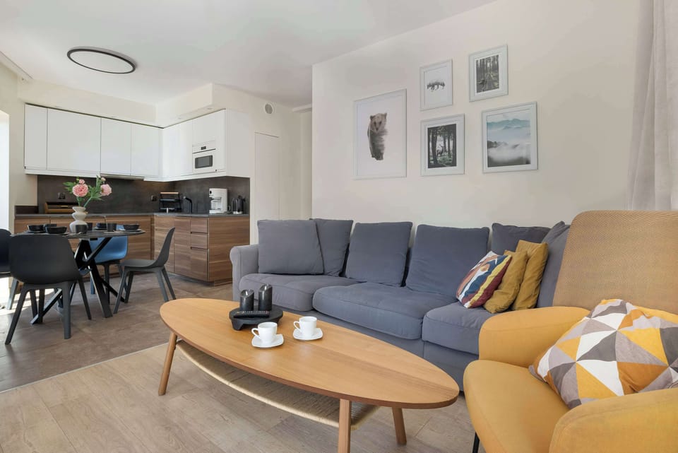 The living room combined with the dining area creates an open space where you can easily enjoy both meals and conversations.