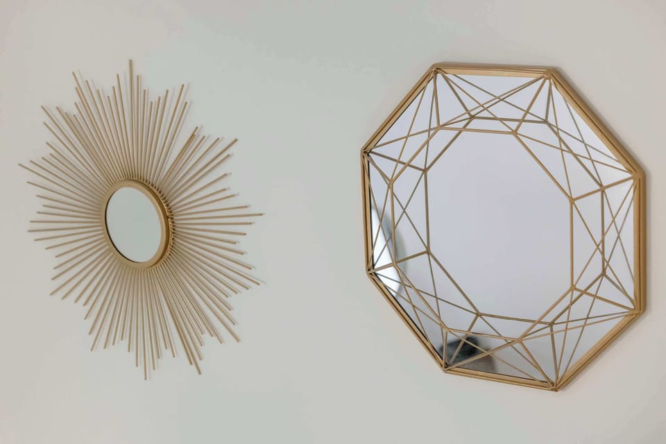 The decorative wall details with geometric shapes add elegance and a modern touch to the interior.