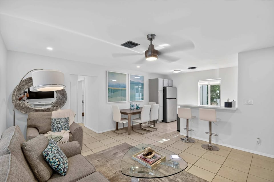 Living room with Smart TV and sofa sleeper 