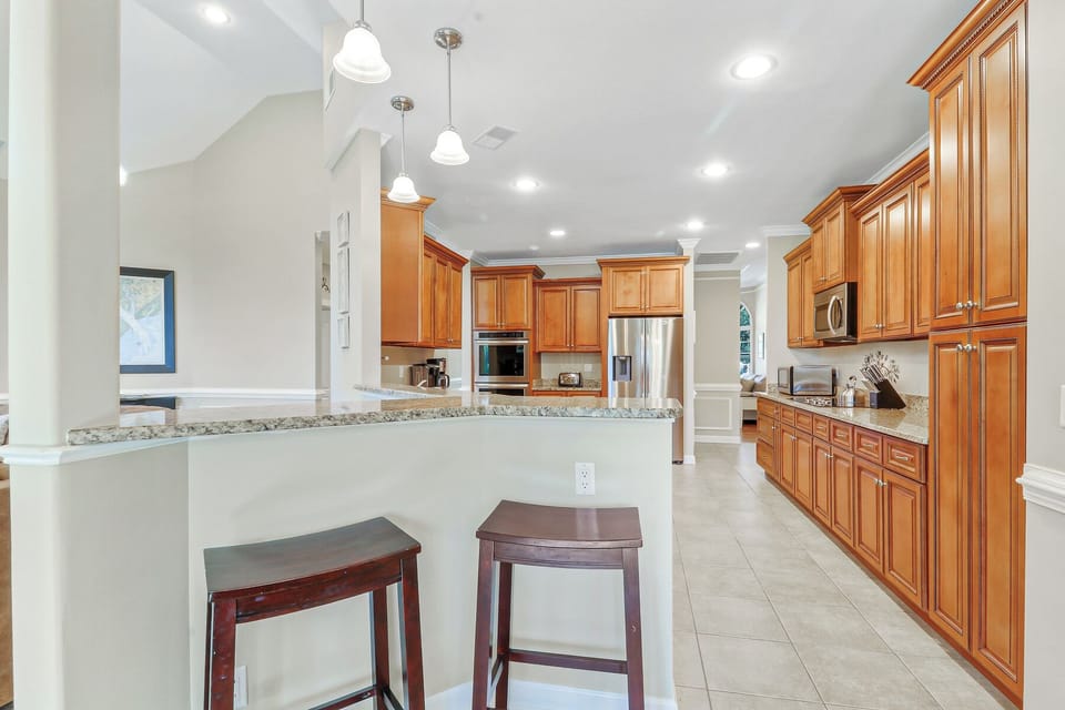 72 Full Sweep | Spacious kitchen with additional seating - 72 Full Sweep | Spacious kitchen with additional seating
