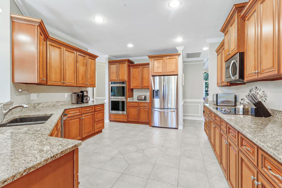 72 Full Sweep | Spacious kitchen with stainless steel appliances - 72 Full Sweep | Spacious kitchen with stainless steel appliances