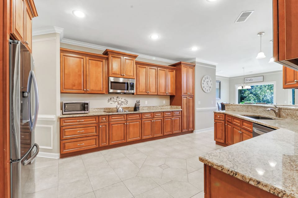 72 Full Sweep | Spacious kitchen with stainless steel appliances - 72 Full Sweep | Spacious kitchen with stainless steel appliances
