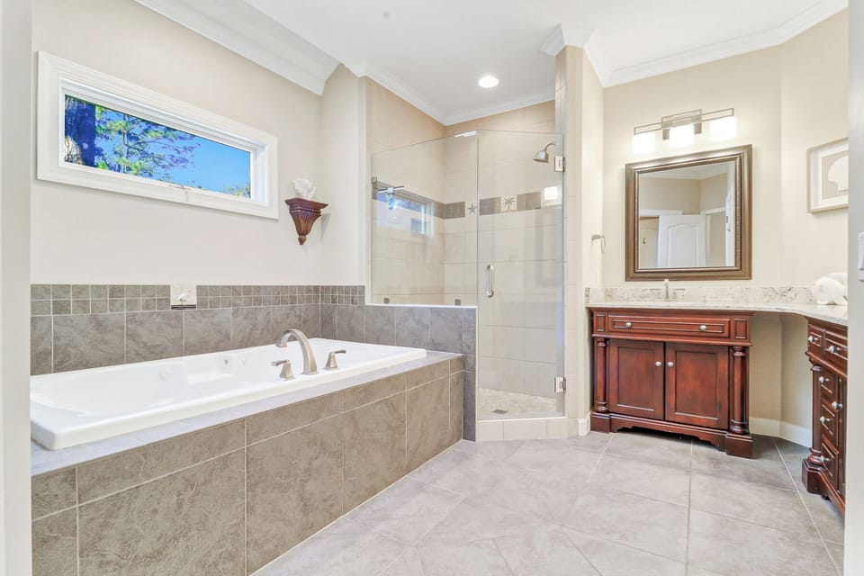 72 Full Sweep | Bedroom 1 & 2 Full bath w/ soaking tub - 72 Full Sweep | Bedroom 1 & 2 Full bath w/ soaking tub