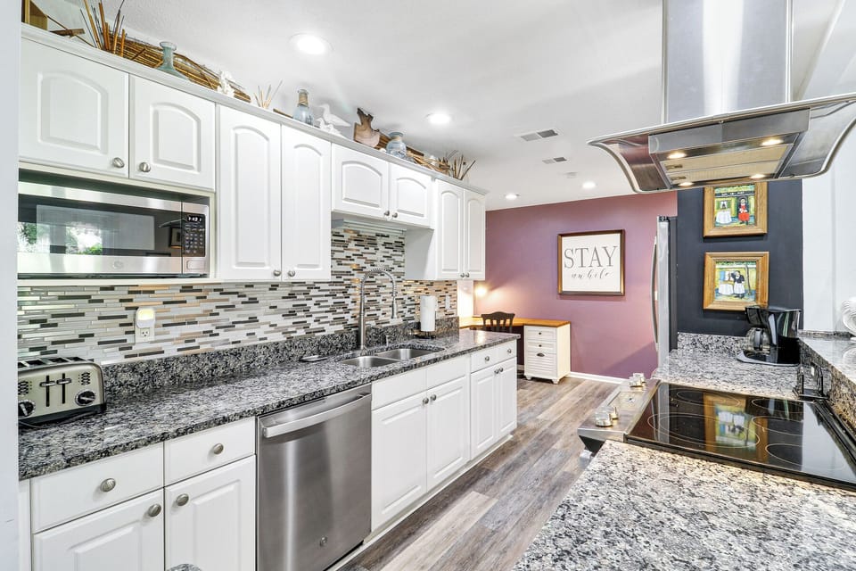 10 Battery | Open & updated kitchen with updated appliances - 10 Battery | Open & updated kitchen with updated appliances