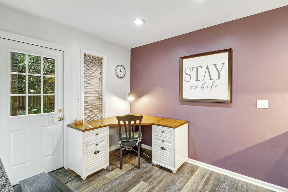 10 Battery | Desk nook, perfect for WFH days & meetings - 10 Battery | Desk nook, perfect for WFH days & meetings