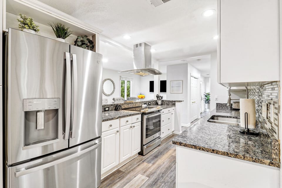 10 Battery | Open & updated kitchen with updated appliances - 10 Battery | Open & updated kitchen with updated appliances