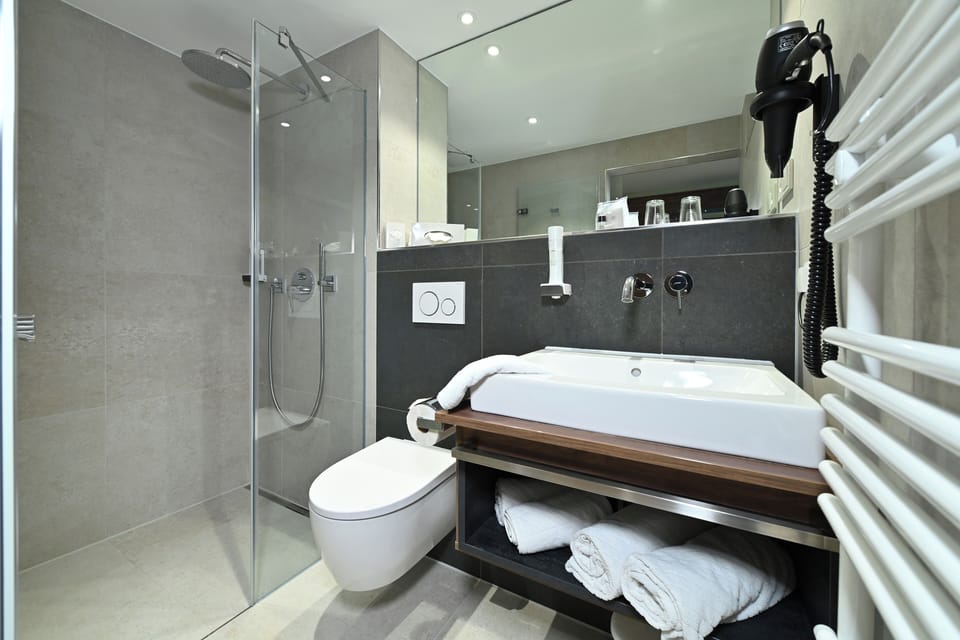 Superior Double Room, Balcony | Bathroom | Shower, free toiletries, hair dryer, towels