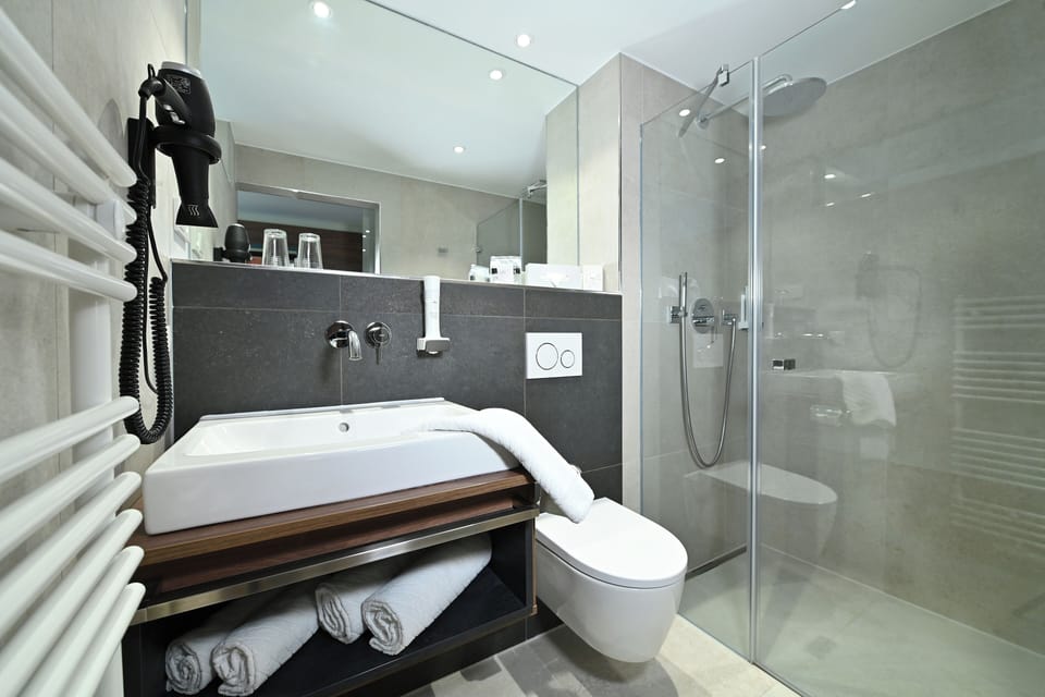 Superior Double Room, Balcony | Bathroom | Shower, free toiletries, hair dryer, towels