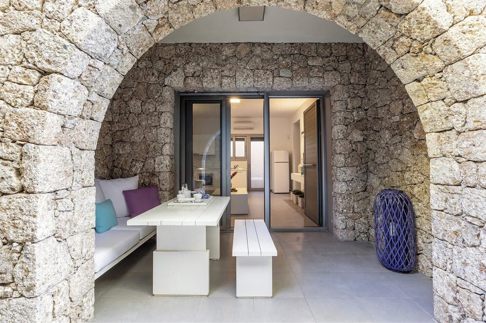 Approaching the second garden guesthouse, a suite.