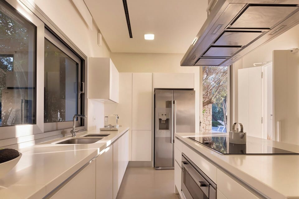 The luminous, well-equipped kitchen.