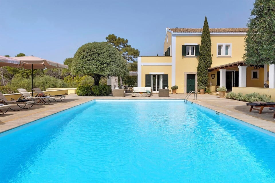 The irresistible pool with the house behind.