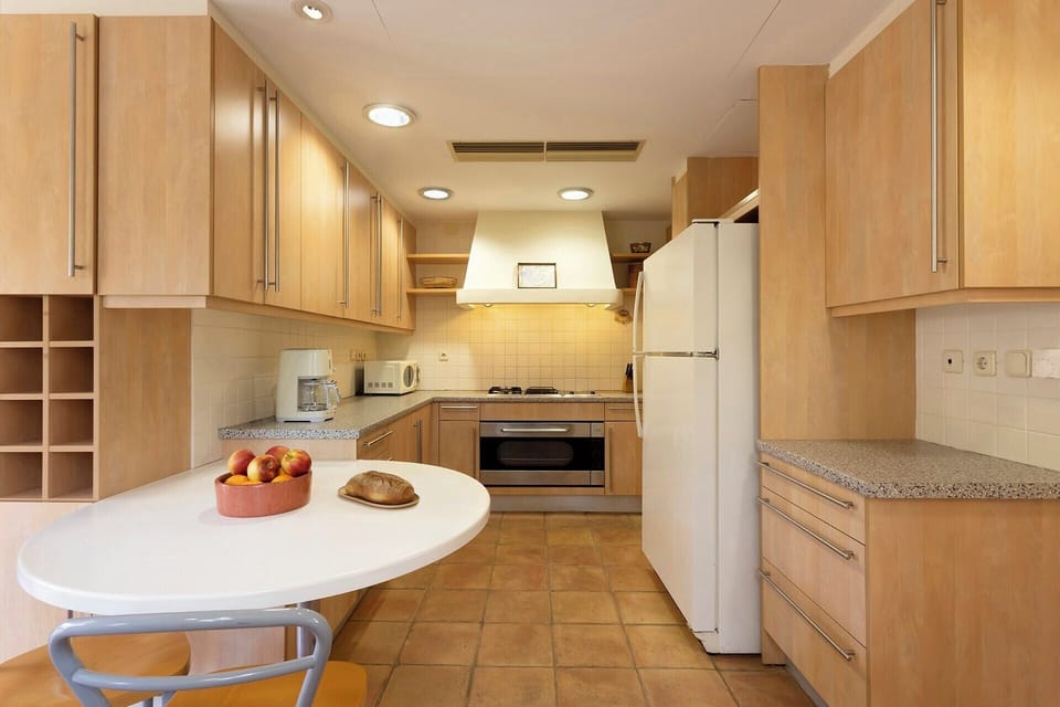 The well-equipped kitchen.