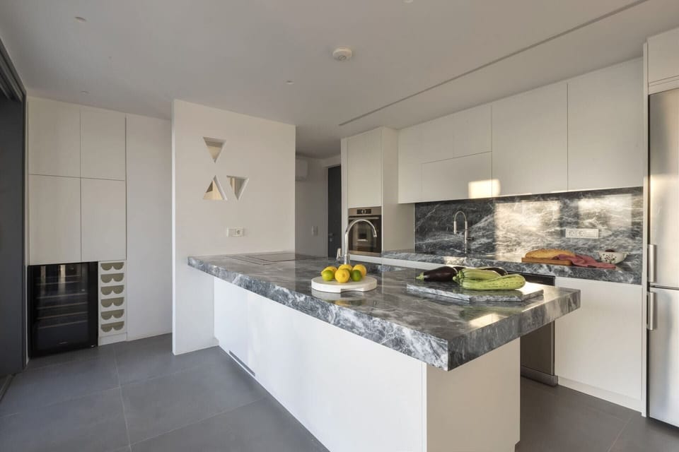 The well-equipped kitchen seen from another angle.