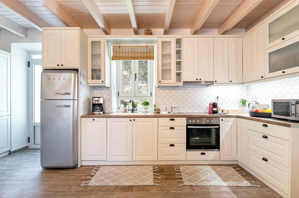 The well-equipped kitchen with its terrace access.