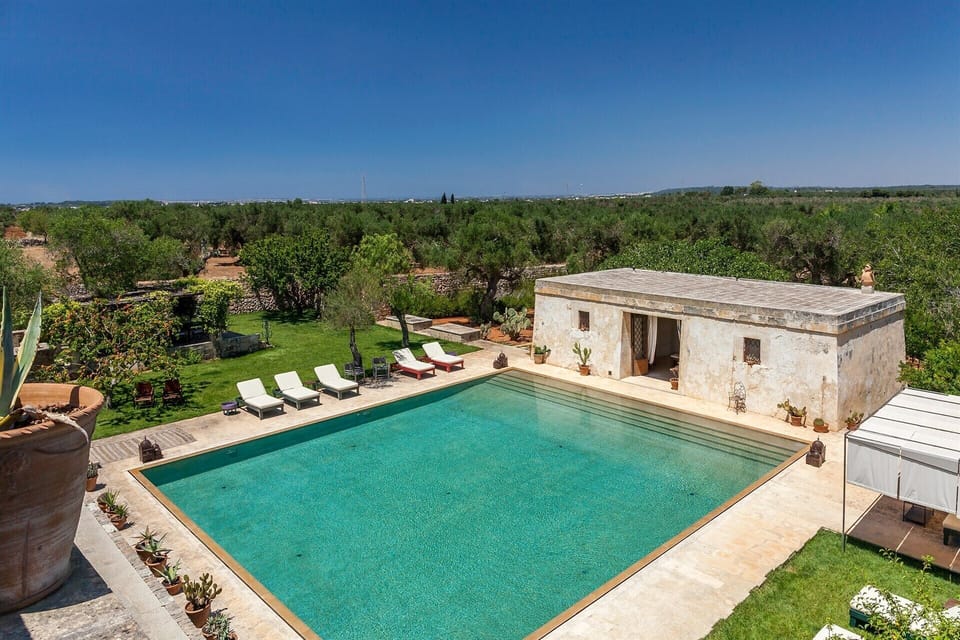 The pool and the guesthouse.