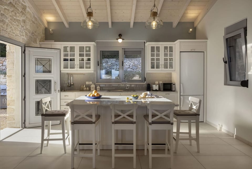 The well-equipped kitchen with its central island and breakfast bar.