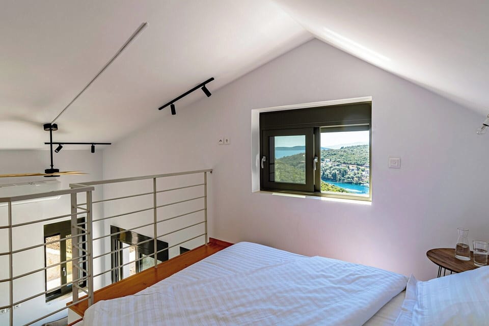 The double bedroom in the guesthouse (bedroom 4) is on an open mezzanine level. 
