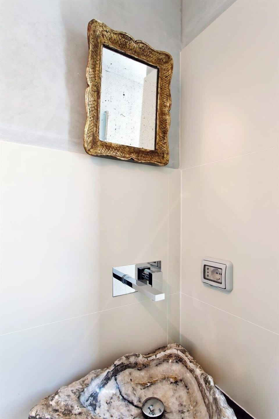 Elegant details in the bathroom.