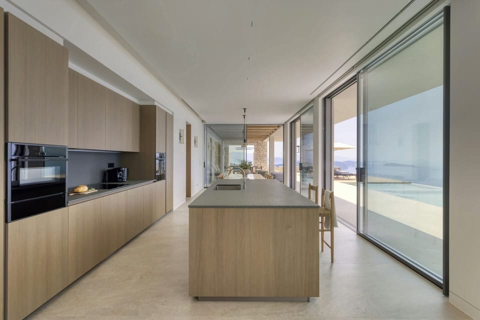 The well-equipped contemporary kitchen with its island-bar.