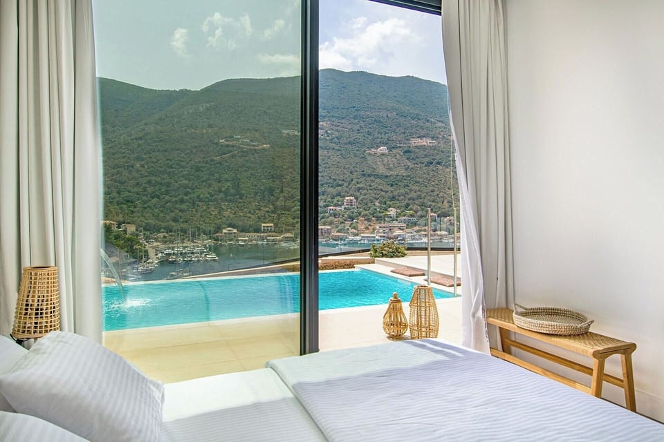 The double bedroom in the guesthouse boasts more fabulous views (bedroom 4). 