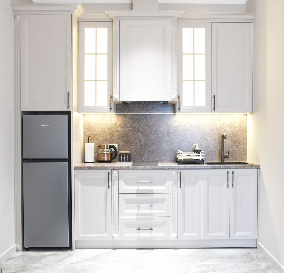 Signature Room, 1 Bedroom, Non Smoking, Kitchen | Private kitchen | Fridge, stovetop, electric kettle, cookware/dishes/utensils