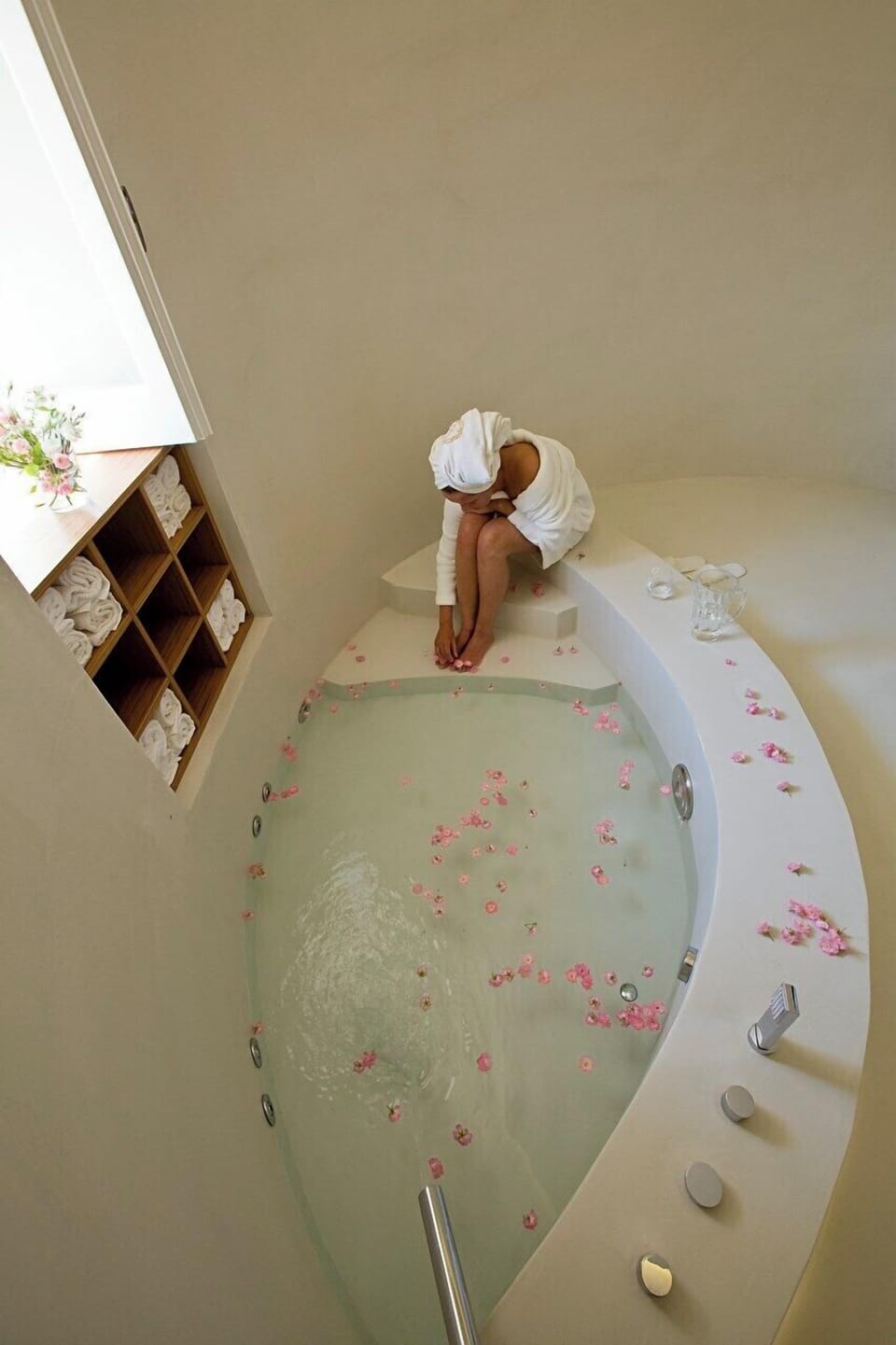 The bathroom adjacent to the double-twin bedroom in the main house. 