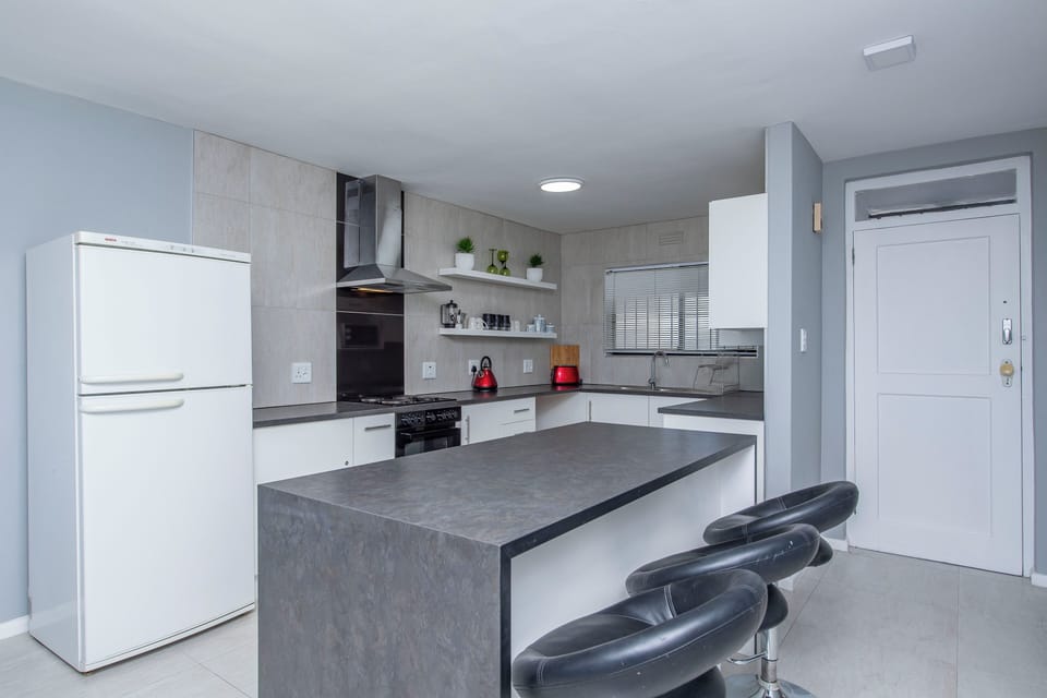 Full-size fridge, microwave, oven, stovetop