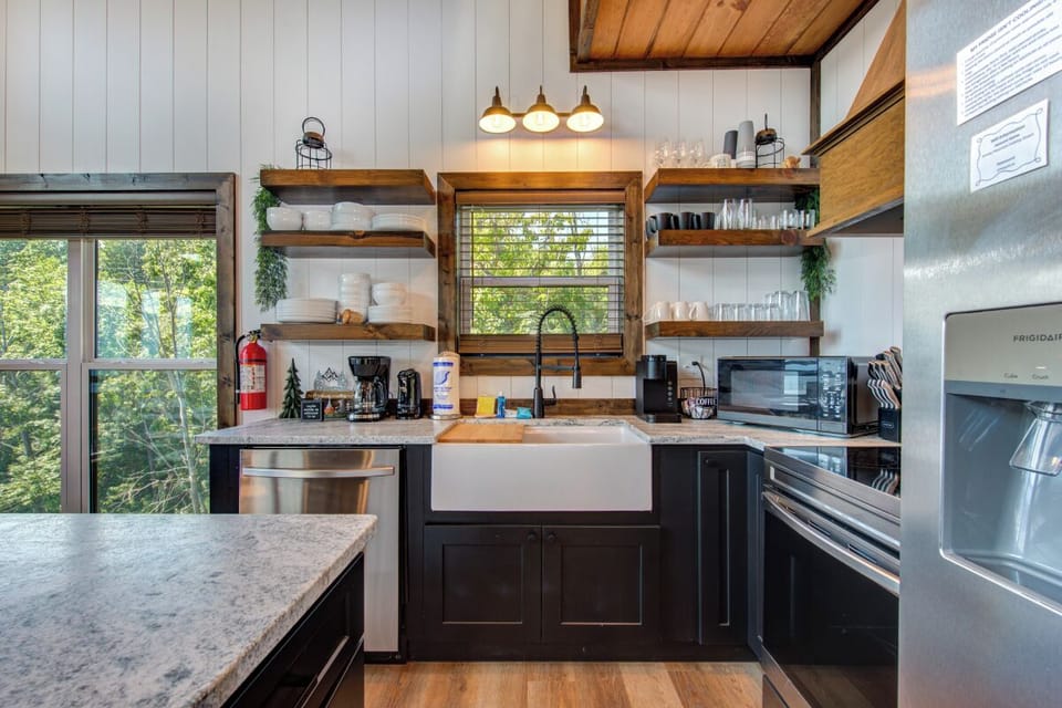 Black Bear-y Ridge's fully-equipped kitchen