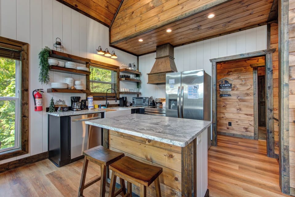 Black Bear-y Ridge's fully-equipped kitchen