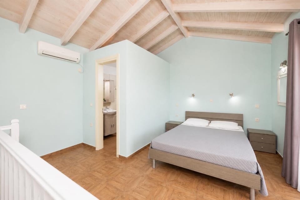 Double bedroom with en suite bathroom, A/C, and sea views
