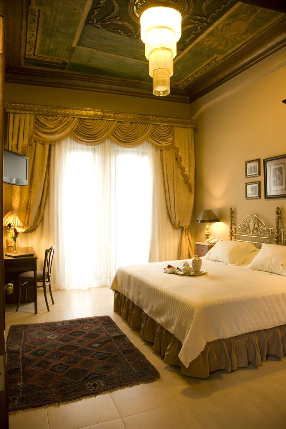 Suite | Desk, blackout drapes, WiFi (free), bed sheets