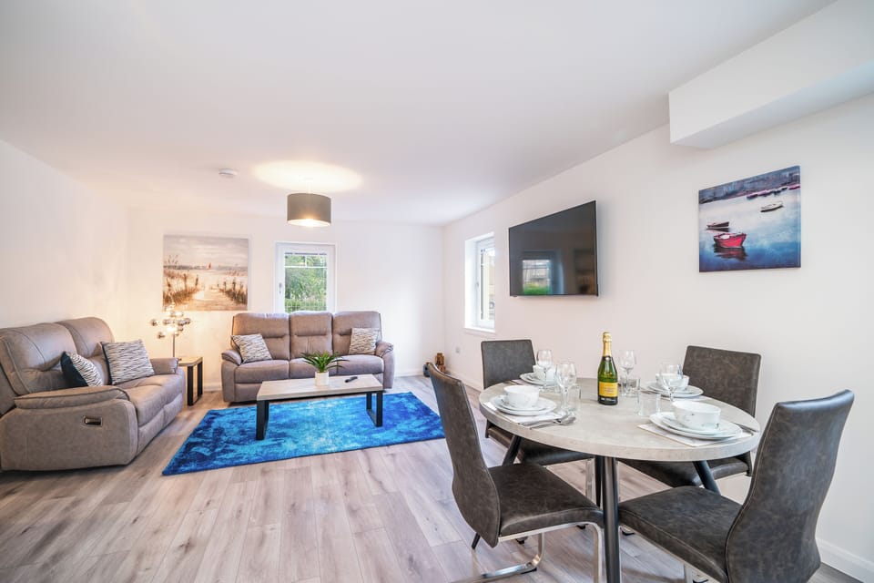 Apartment, 2 Bedrooms, Ground Floor | Living area