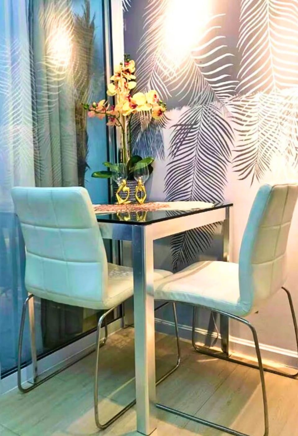 Deluxe Suite, City View | In-room dining