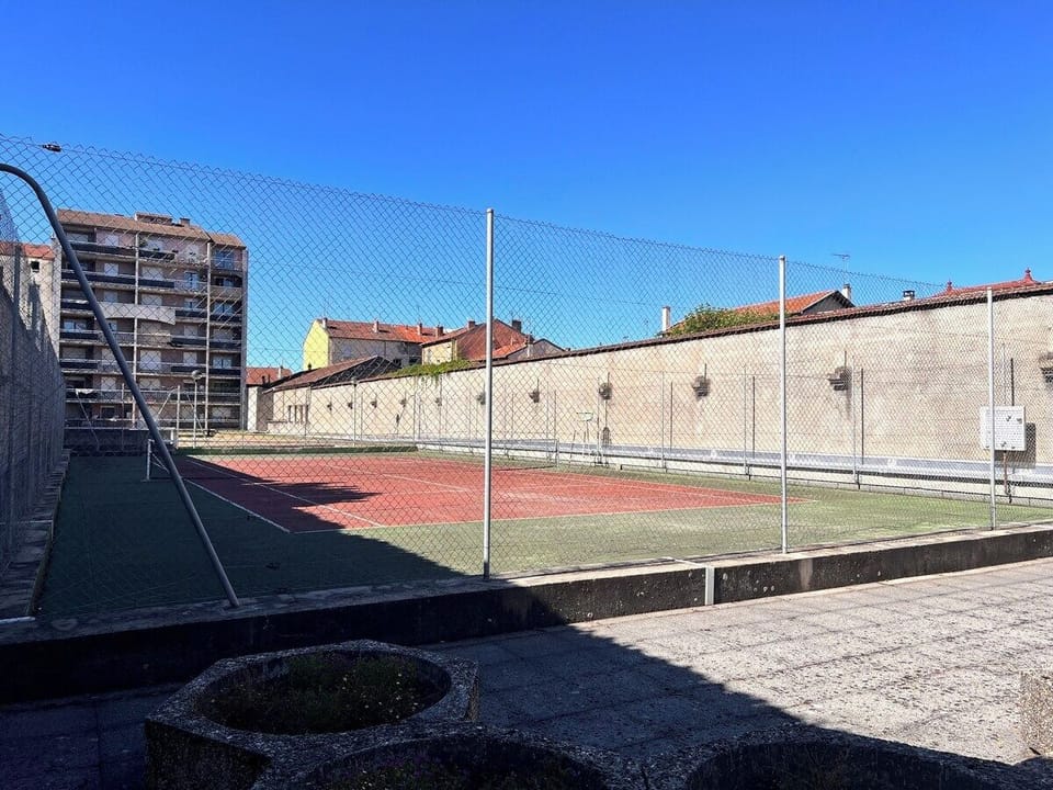 Terrain de tennis en usage partagé avec la copropriété.