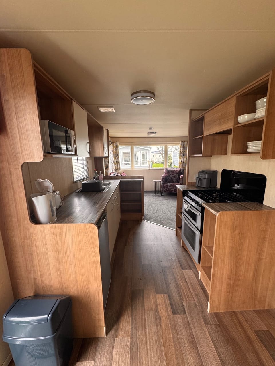 Fridge, oven, stovetop, electric kettle