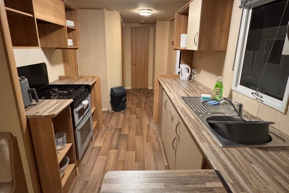 Fridge, oven, stovetop, electric kettle