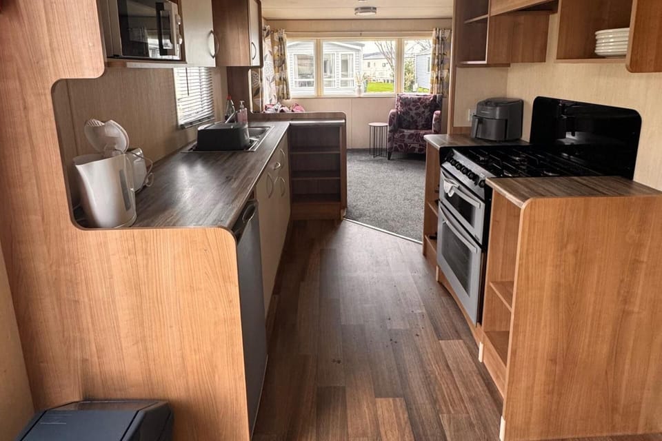 Fridge, oven, stovetop, electric kettle