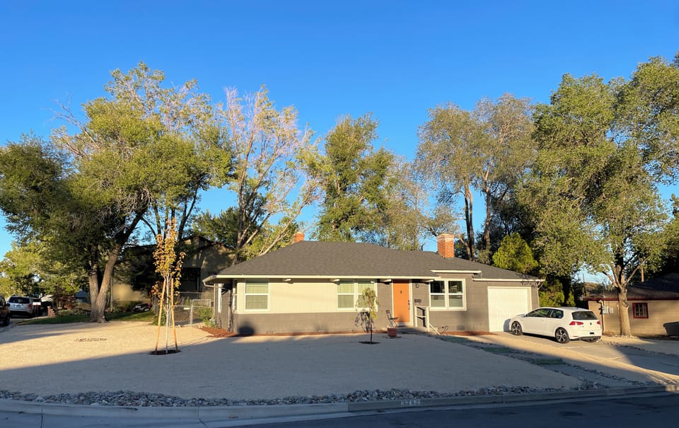 Exterior view / Neighborhood