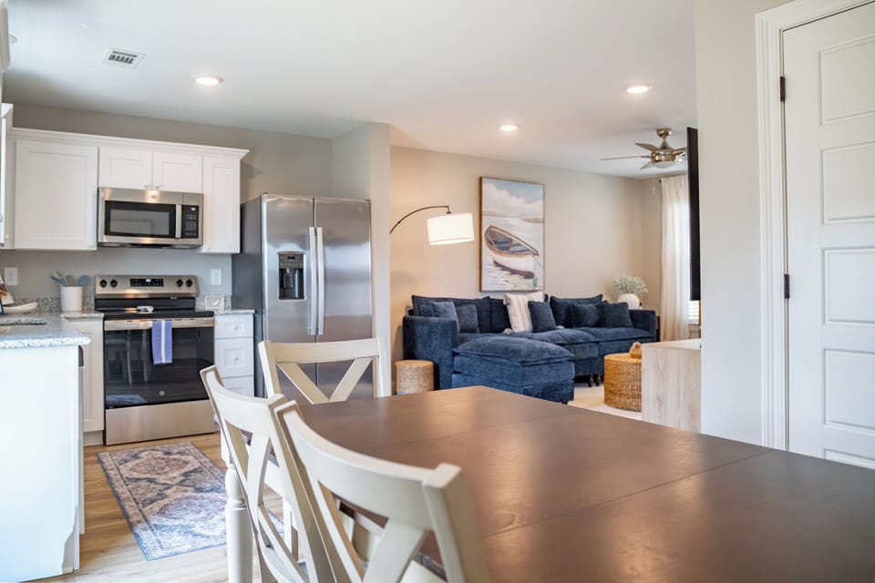 Open floorplan living room, kitchen & dining area 