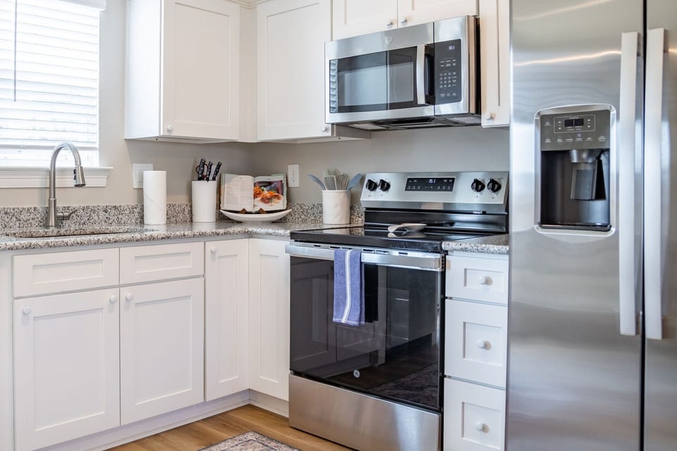 Full kitchen for cooking meals 