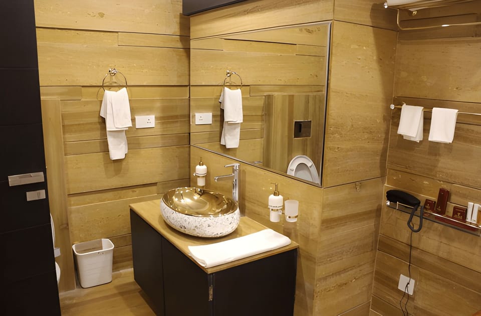 Luxury Suite | Bathroom | Bathtub, towels, soap, shampoo