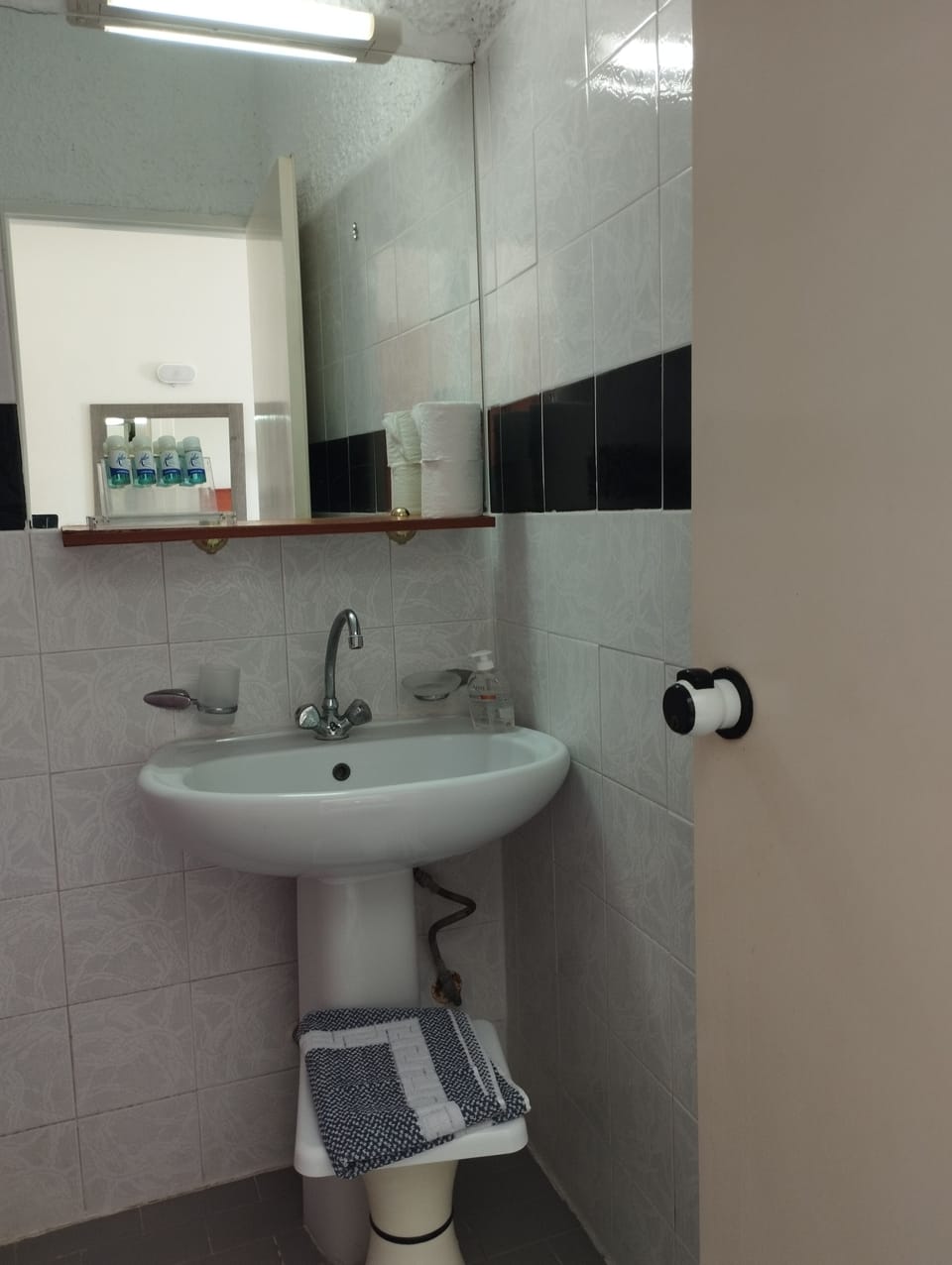 Double Room, Sea View | Bathroom | Shower, free toiletries, hair dryer, towels